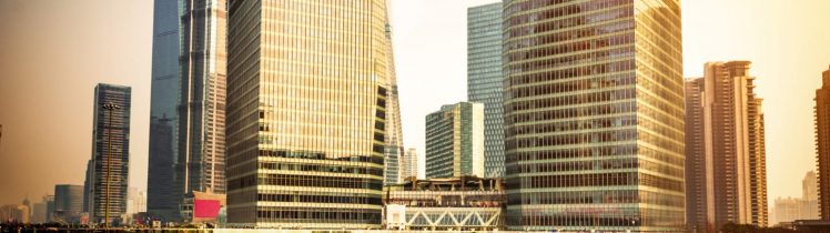 Treść wiadomości Gemini Widok na nowoczesną panoramę miasta Pudong w Szanghaju z kładki dla pieszych w porze złotej godziny.