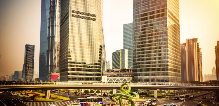 Treść wiadomości Gemini Widok na nowoczesną panoramę miasta Pudong w Szanghaju z kładki dla pieszych w porze złotej godziny.