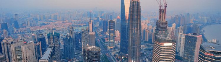 Panorama nowoczesnych wieżowców Dubaju z lotu ptaka w promieniach zachodzącego słońca.