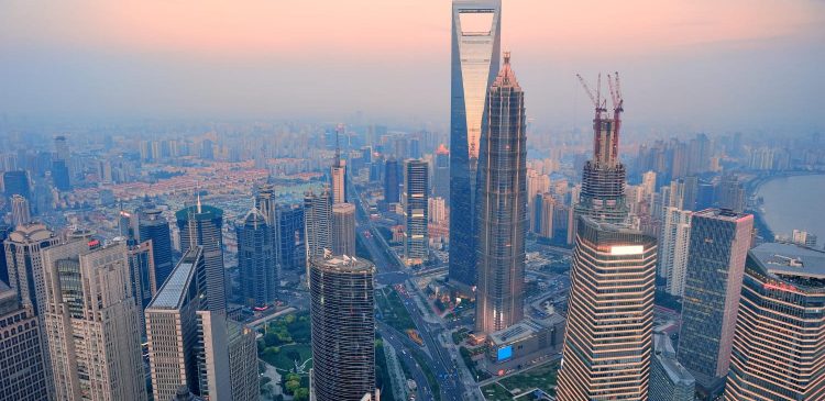 Panorama nowoczesnych wieżowców Dubaju z lotu ptaka w promieniach zachodzącego słońca.