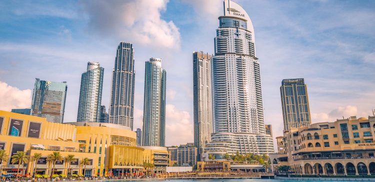 Panorama centrum Dubaju z nowoczesnymi wieżowcami Emaar i fontanną Dubai Fountain w słoneczny dzień