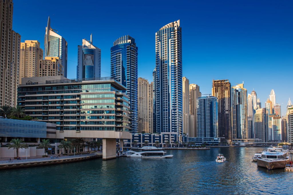 Panorama Dubai Marina z nowoczesnymi wieżowcami, jachtami i kanałem wodnym w słoneczny dzień