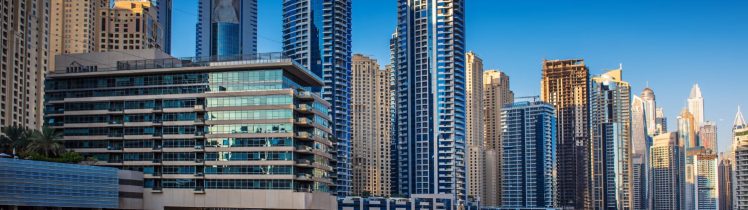 Panorama Dubai Marina z nowoczesnymi wieżowcami, jachtami i kanałem wodnym w słoneczny dzień