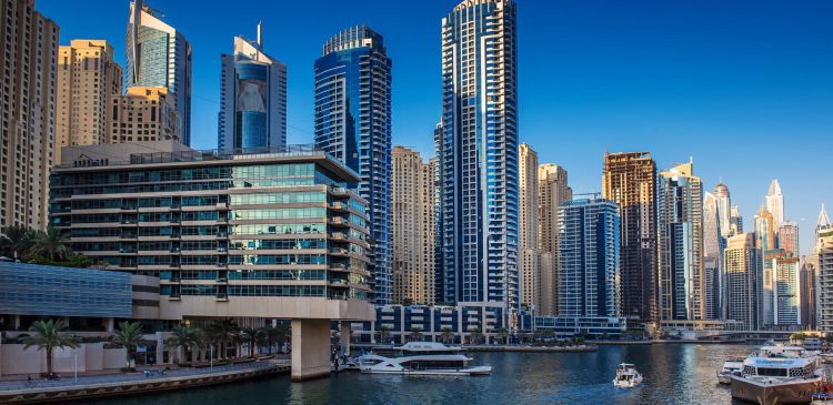 Panorama Dubai Marina z nowoczesnymi wieżowcami, jachtami i kanałem wodnym w słoneczny dzień