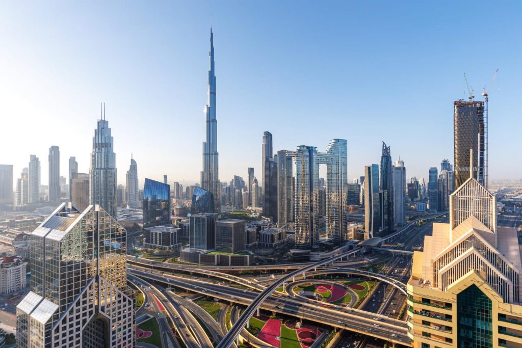 Panorama Dubaju z widokiem na Burj Khalifa, nowoczesne drapacze chmur i wielopoziomowe autostrady w centrum miasta