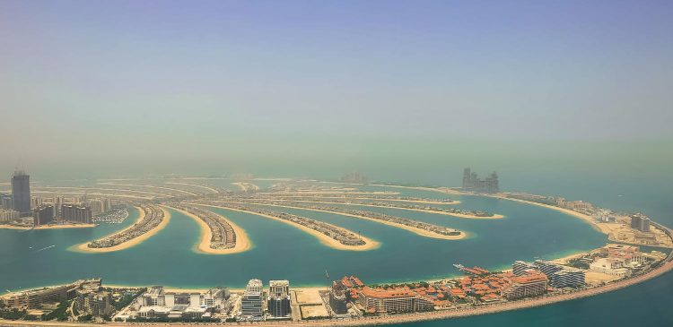Panorama Palm Jumeirah w Dubaju z lotu ptaka – sztuczna wyspa, luksusowa zabudowa i widok na Zatokę Perską.