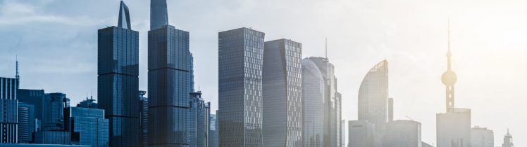 Nowoczesna panorama Szanghaju nad rzeką Huangpu z łodzią na wodzie i charakterystyczną wieżą Oriental Pearl w tle