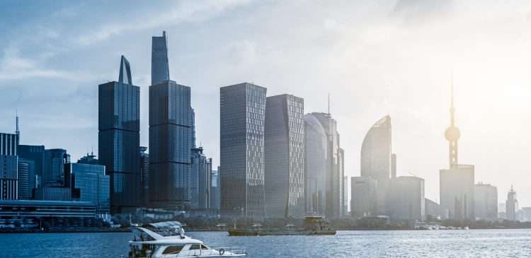 Nowoczesna panorama Szanghaju nad rzeką Huangpu z łodzią na wodzie i charakterystyczną wieżą Oriental Pearl w tle