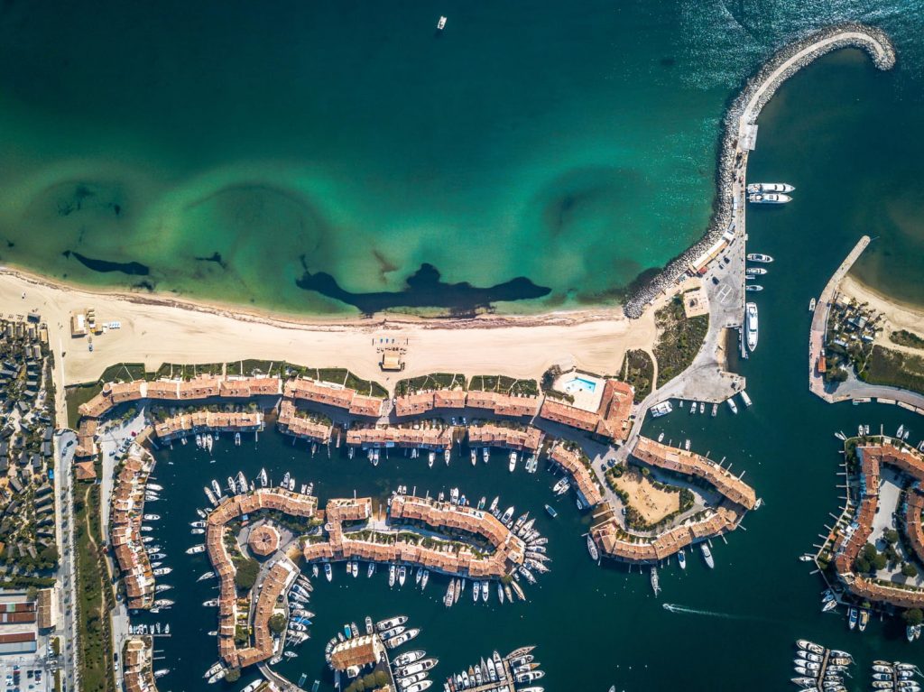 Widok z lotu ptaka na luksusową marinę i plażę w Ras Al Khaimah z turkusową wodą Zatoki Arabskiej