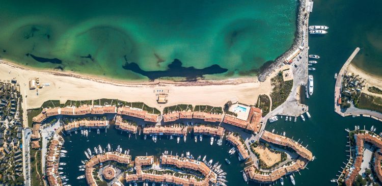 Widok z lotu ptaka na luksusową marinę i plażę w Ras Al Khaimah z turkusową wodą Zatoki Arabskiej